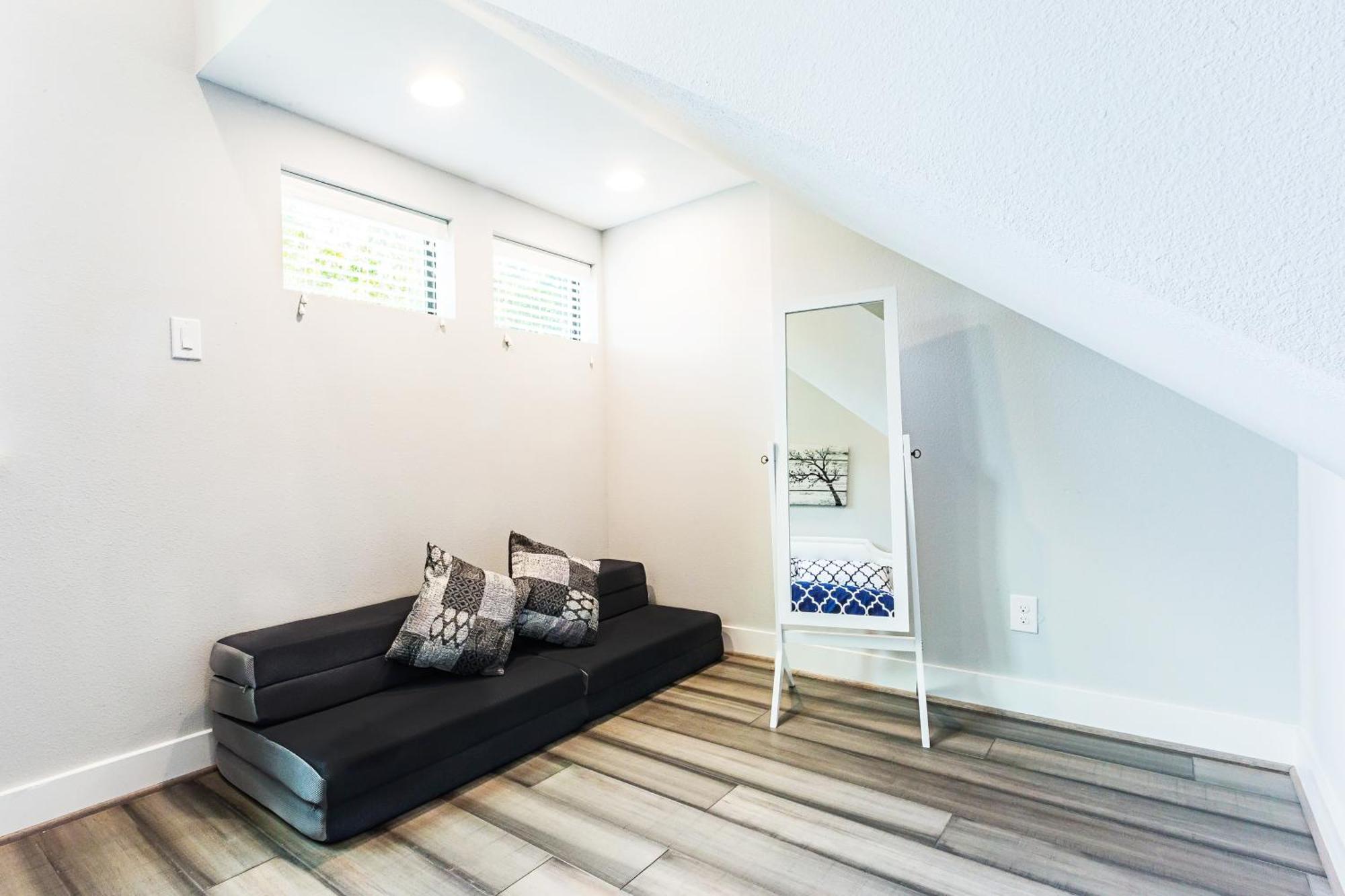 יוסטון Montrose Guesthouse Suites By Dunyha מראה חיצוני תמונה